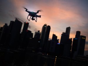 un dron sobrevolando una ciudad al atardecer