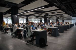 muchos trabajadores en unas oficinas