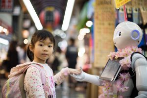 Robot humanoide y una niña