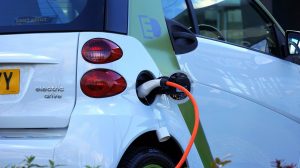 coche blanco eléctrico Parte trasera de un coche eléctrico de color blanco mientras se carga su batería