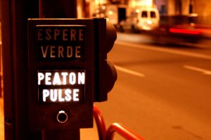 dispositivo pulsar verde y espere verde para peatones Dispositivo para peatones donde deben pulsar un botón y esperar verde para cruzar