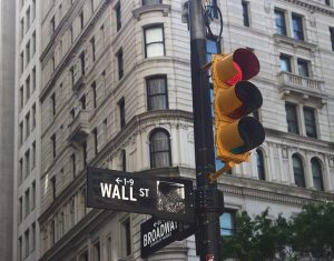 Semáforo en rojo sobre la wall street Semáforo en rojo sobre la wall street