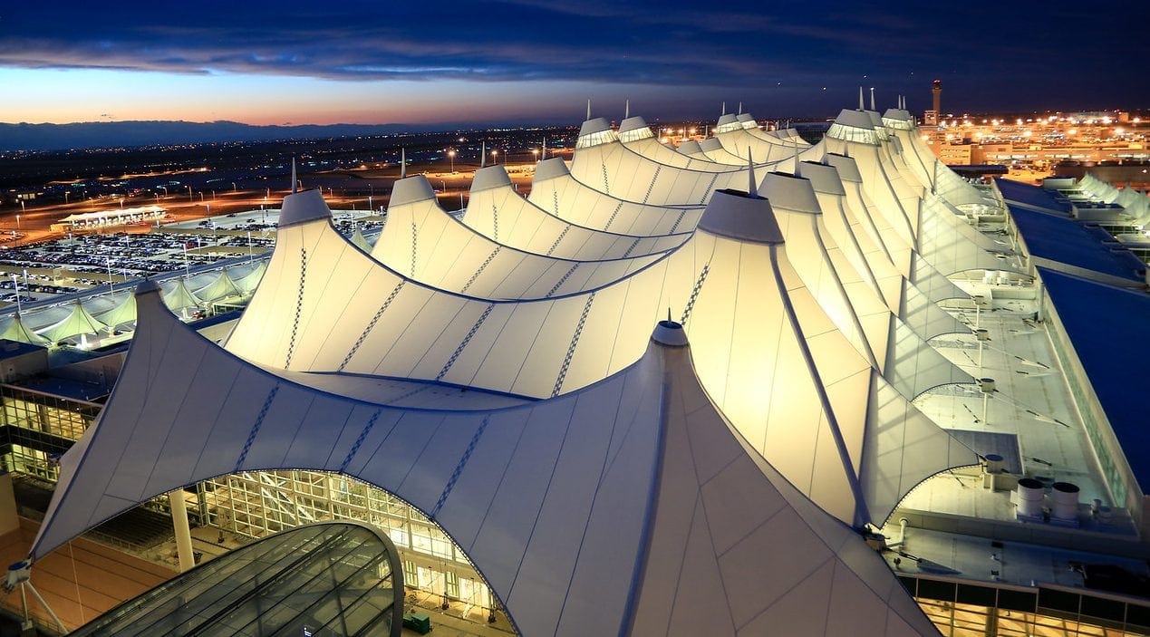 Detalle cubierta exterior de la Terminal de Jeppensen en el aeropuerto de Denver