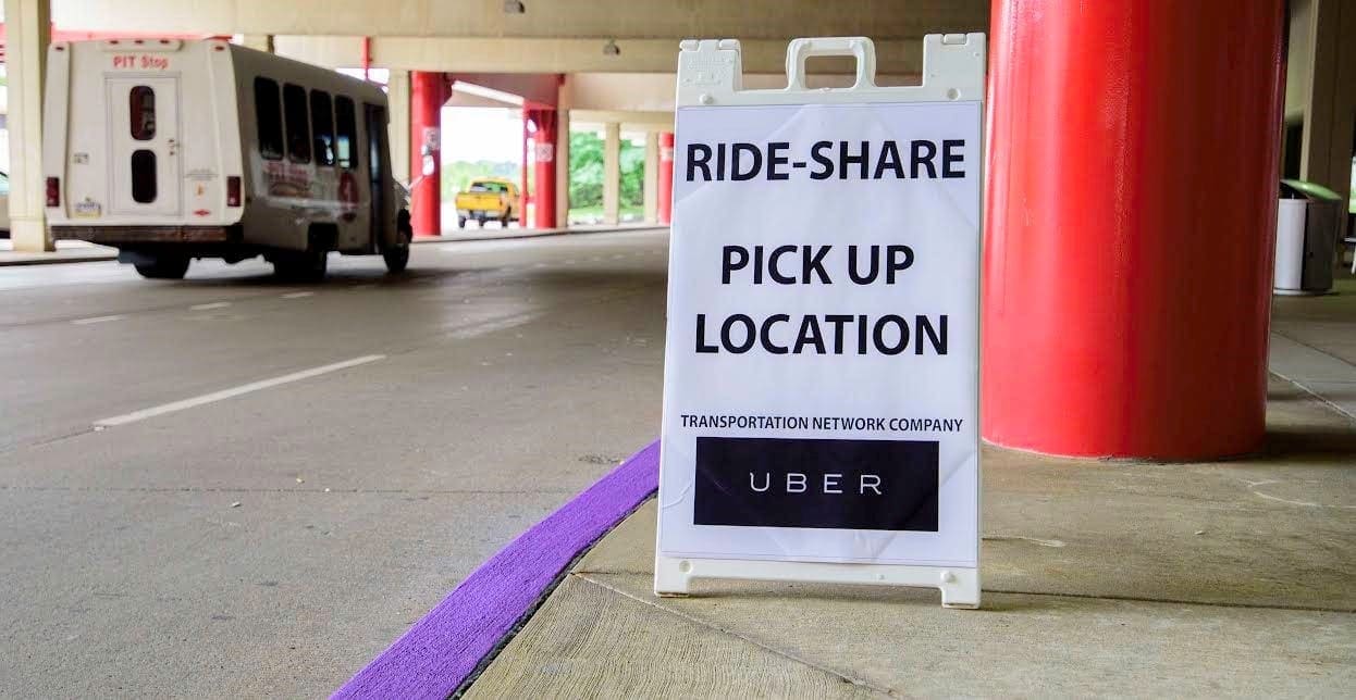 Parada de clientes de Uber en el aeropuerto Parada de clientes de Uber en el aeropuerto