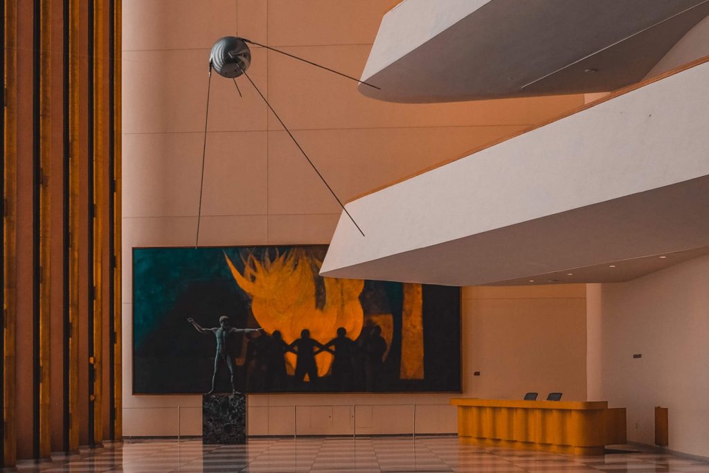 Imagen del sputnik en una sala de museo