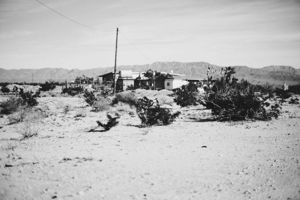 Imagen de una zona despoblada con cables de electricidad