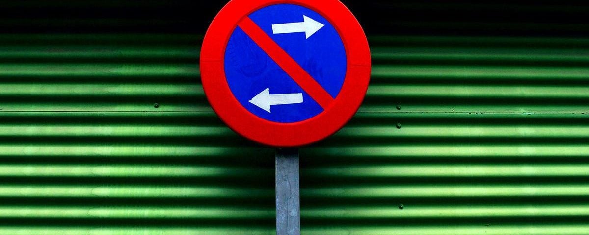 Photo of prohibited parking on both sides of the signal