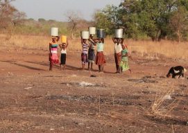 Grupo de mujeres llevando agua a la aldea