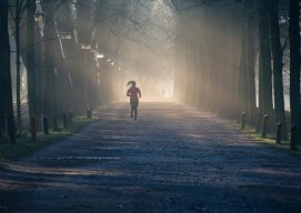 Mujer corriendo en el parque