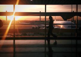 silueta de persona caminando en aeropuerto