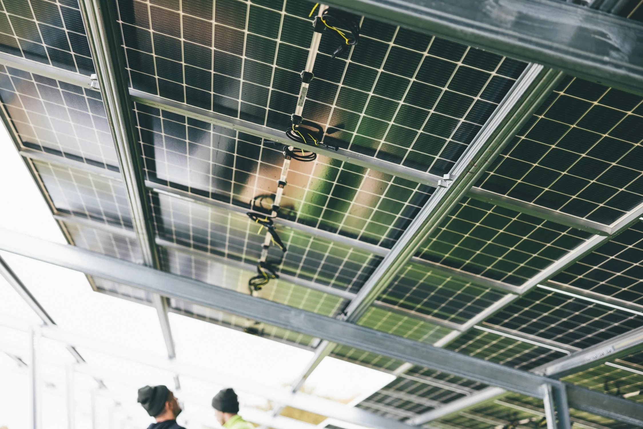 en primer plano de unos paneles solares que ilustra las ventajas de la iluminación solar para aparcamientos