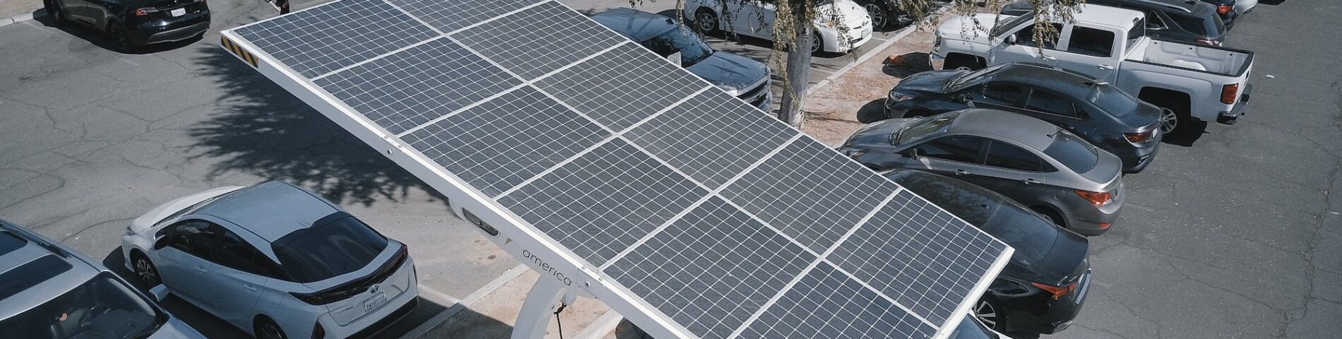Aparcamiento con panel solar.