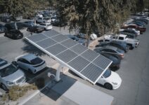 Aparcamiento con panel solar.