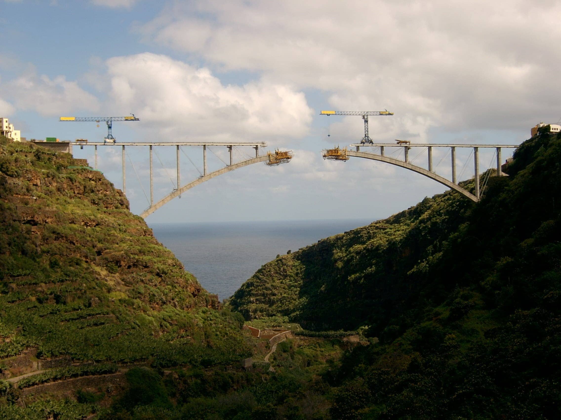Construction of the Arco de Los Tilos Bridge 