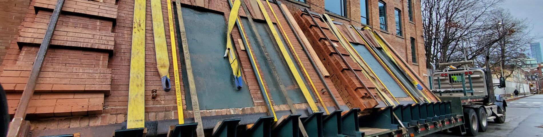 Traslado de bloque de ladrillos de un edificio en Toronto