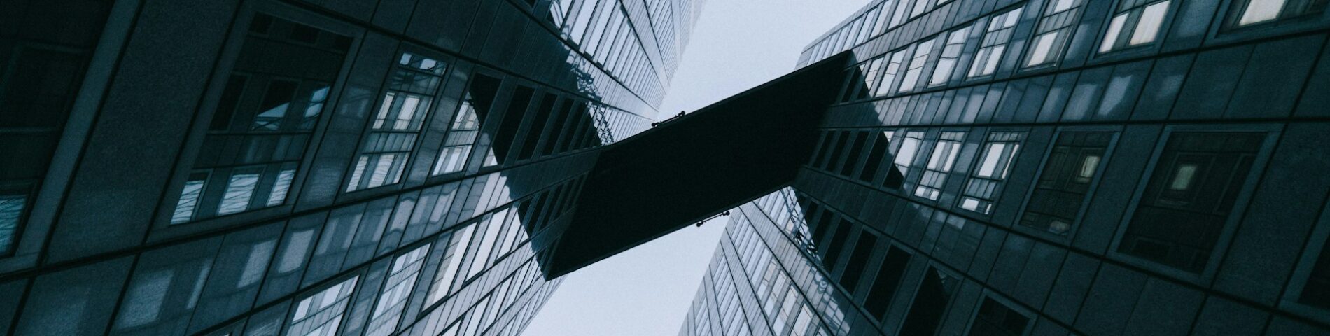 Un paso único en forma de «z» entre dos edificios