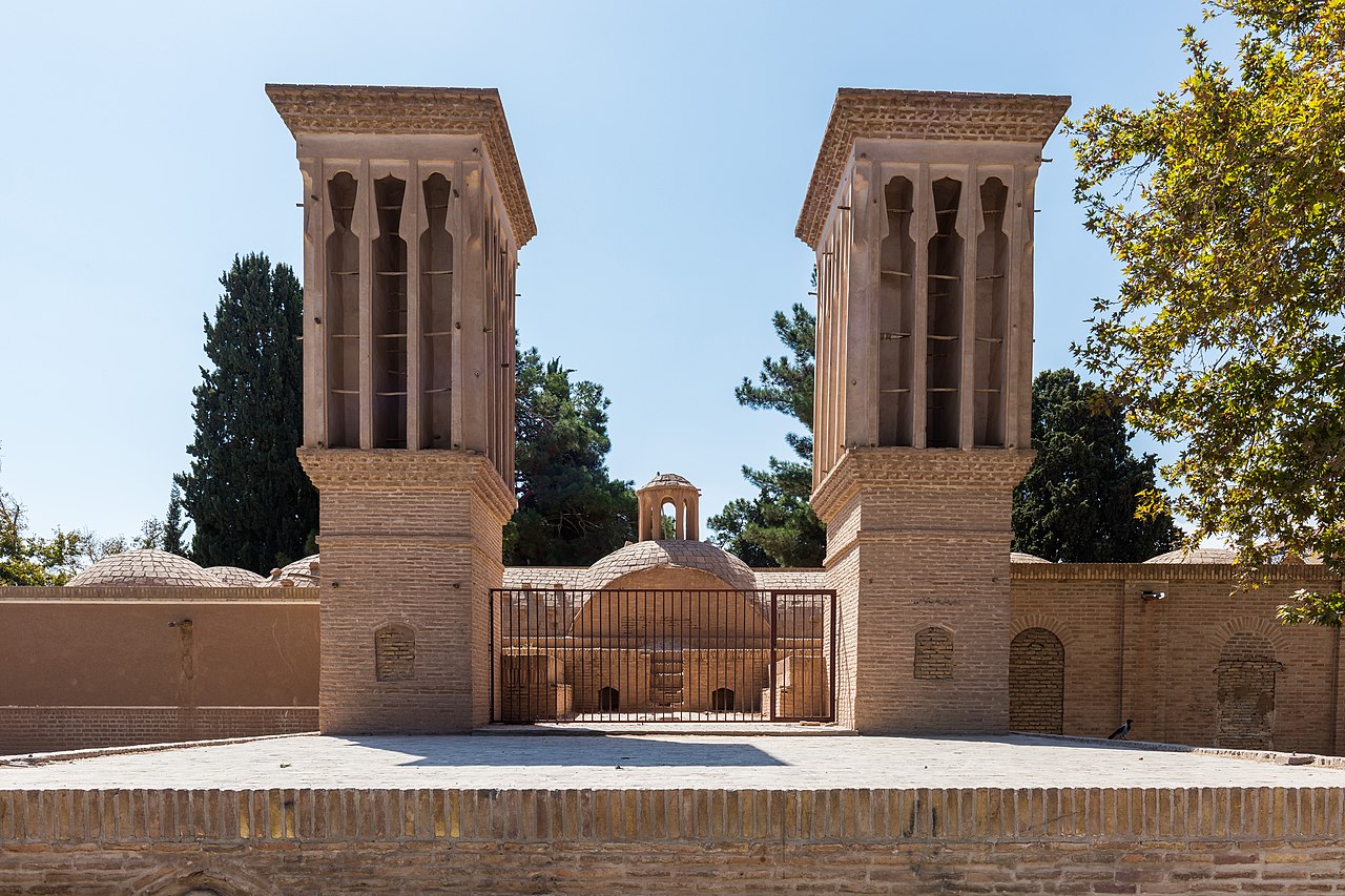 Captadores de viento en el santuario Shah Nematollah Vali, en Mahan, Irán